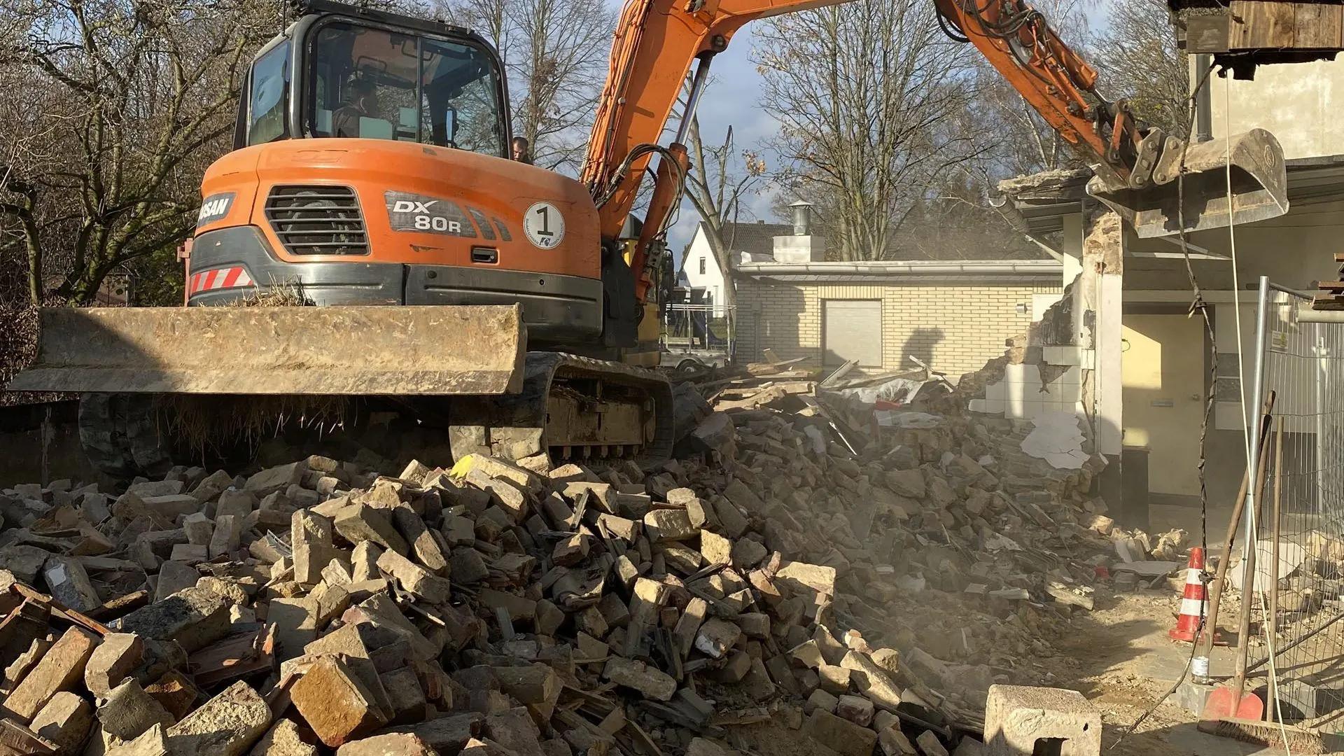 Raupenbagger beim Gebäudeabbruch