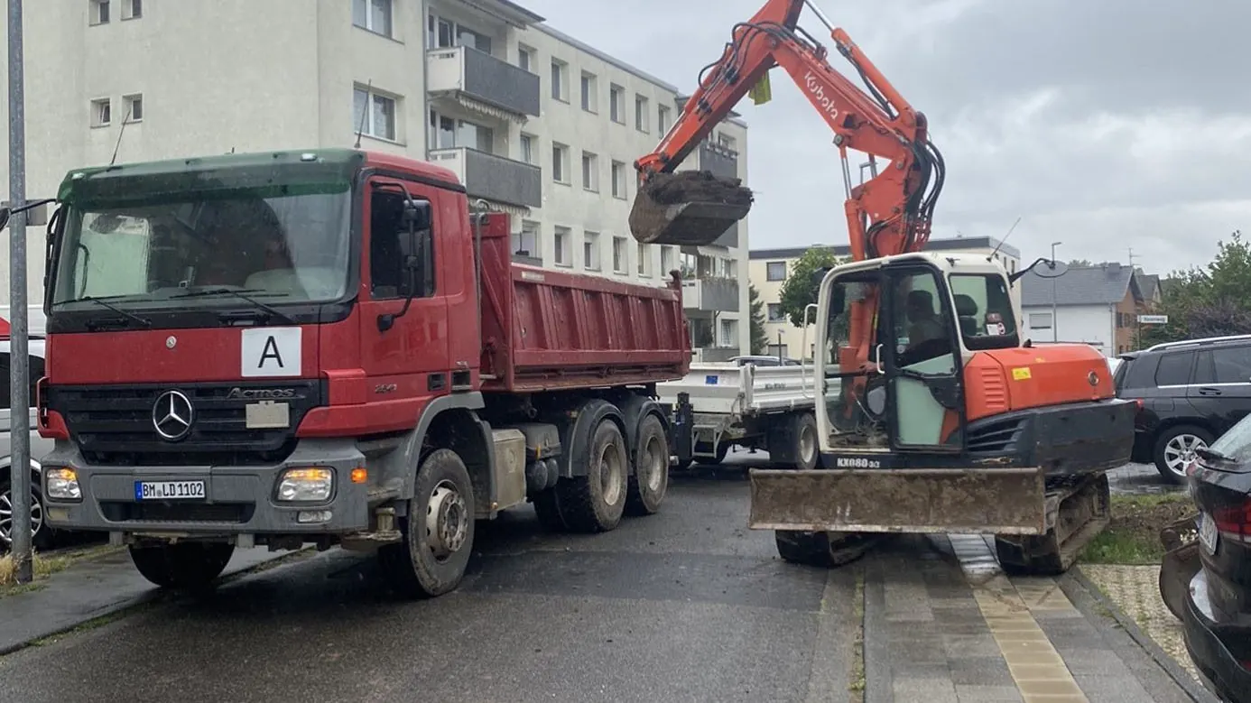 Kompaktbagger mit Tieflöffel auf einer Baustelle