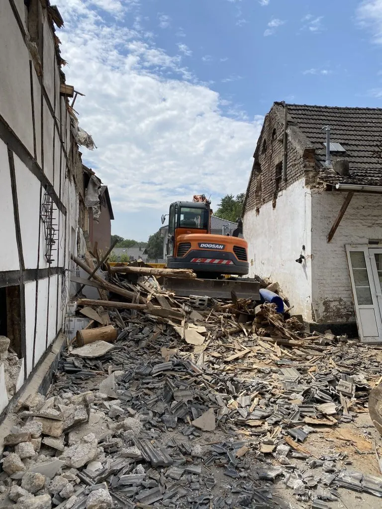 Rückbau eines Fachwerkhauses mit Bagger
