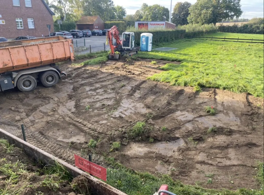 Minibagger auf einer Baustelle