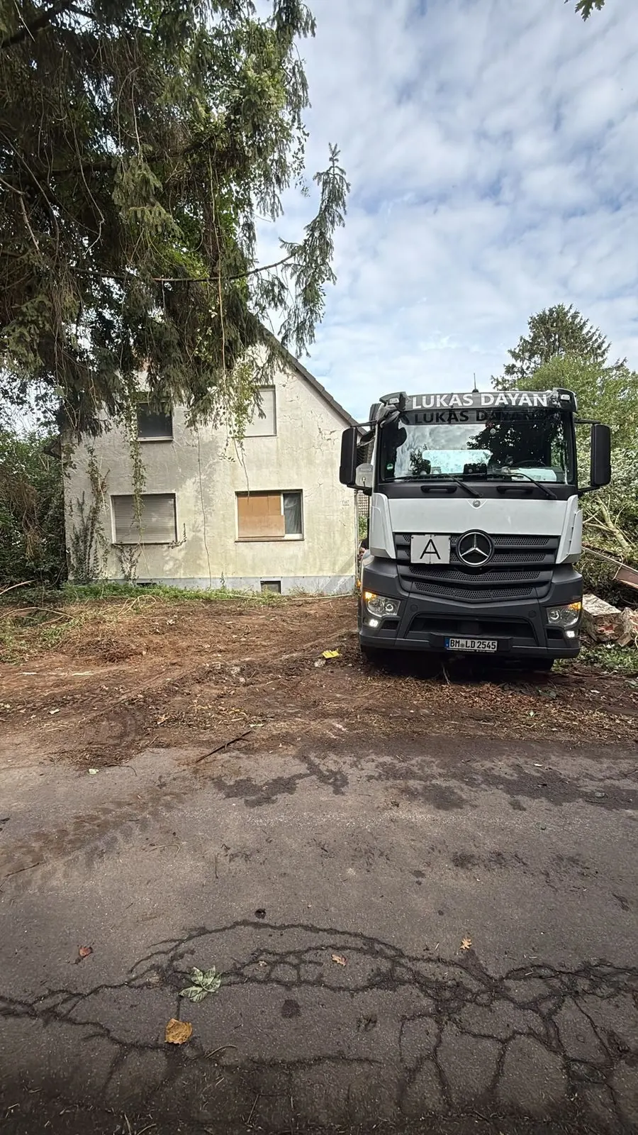 Mercedes-Benz-LKW von Lukas Dayan vor einem Gebäude